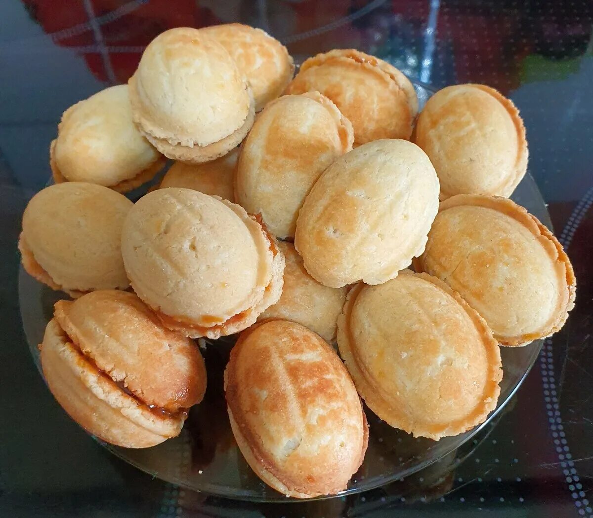 печенье с вареной сгущенкой. пирожное муравьиная горка мирель. печенье на сгущенном молоке. печеные орешки. печенье с орехами.