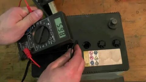 Как проверить сколько выдает аккумулятор мультиметром