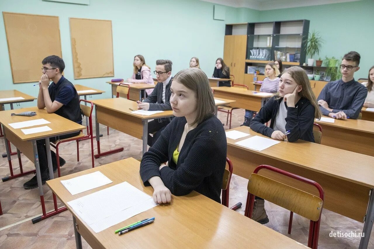 Почему в российских школах. Экзамены в школе. Школа ЕГЭ. Школьники на ЕГЭ. Школьники в школе экзамены.