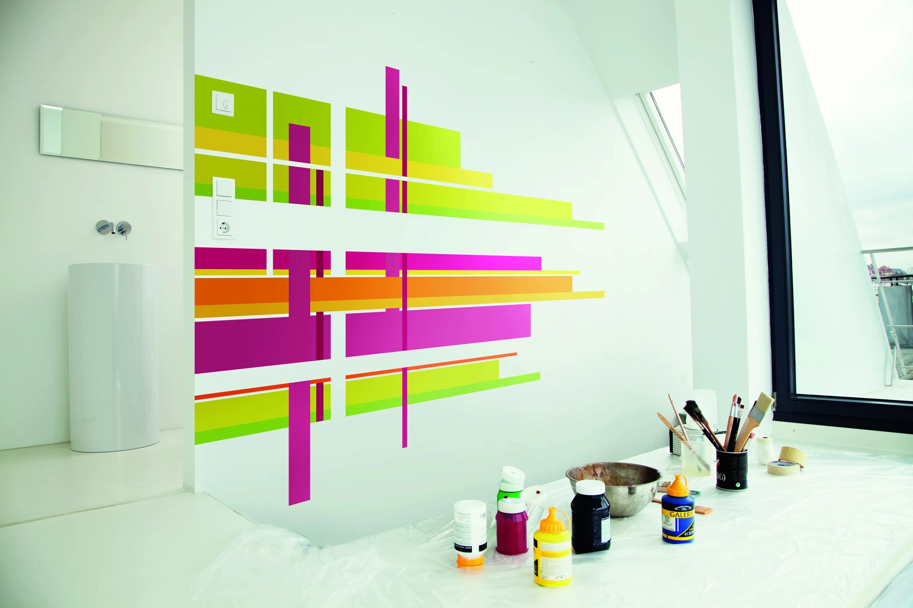 Стены и вертикального размера. Разноцветные стены. Цветные полосы на стене в интерьере. Разноцветные стены в интерьере. Разноцветные линии на стене.