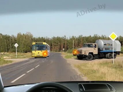 В данной ситуации преимущество имеет грузовой автомобиль