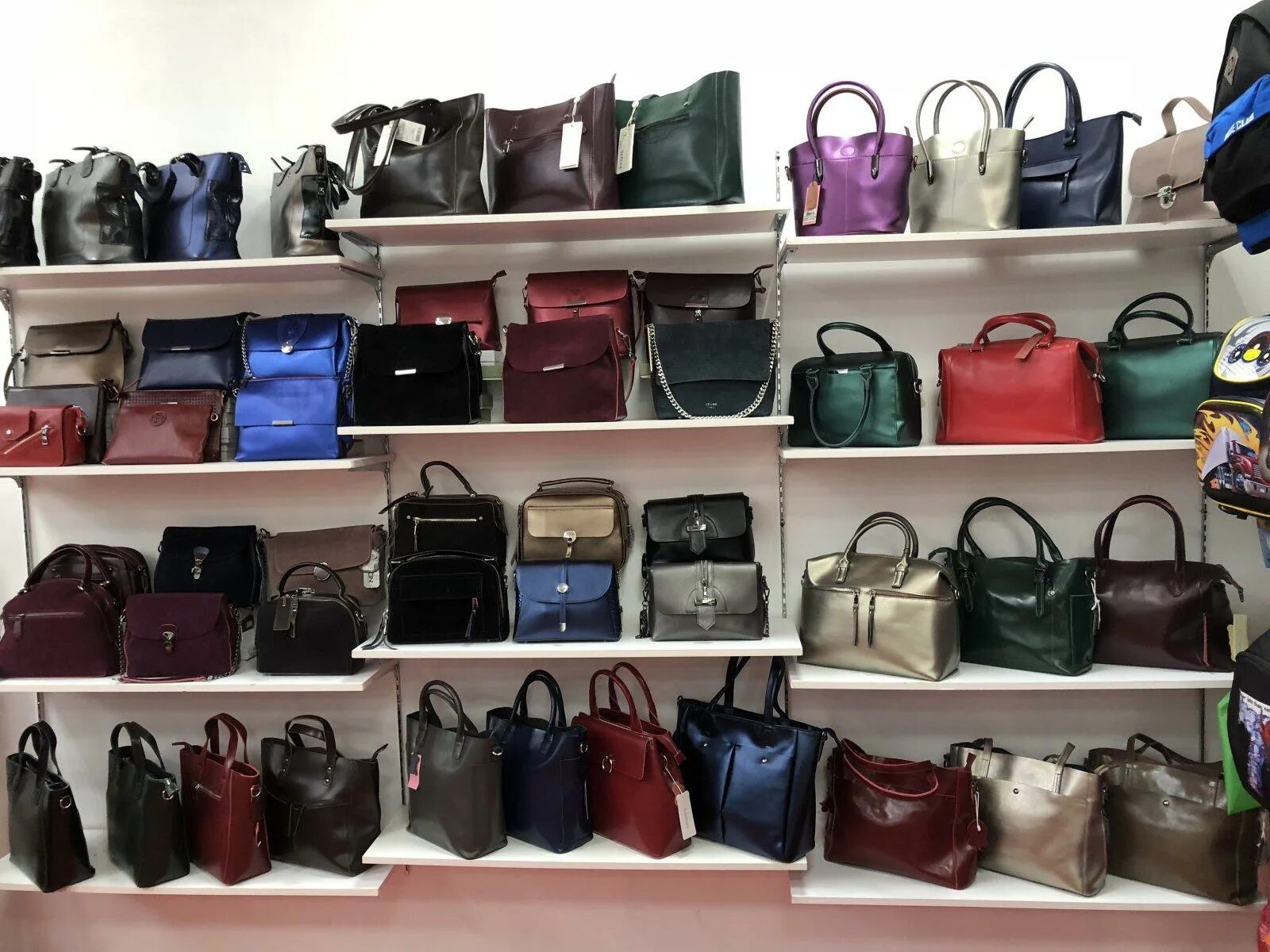 Магазин сумок. Оптовый магазин сумок. Магазин сумок в Москве. Город сумок магазин.