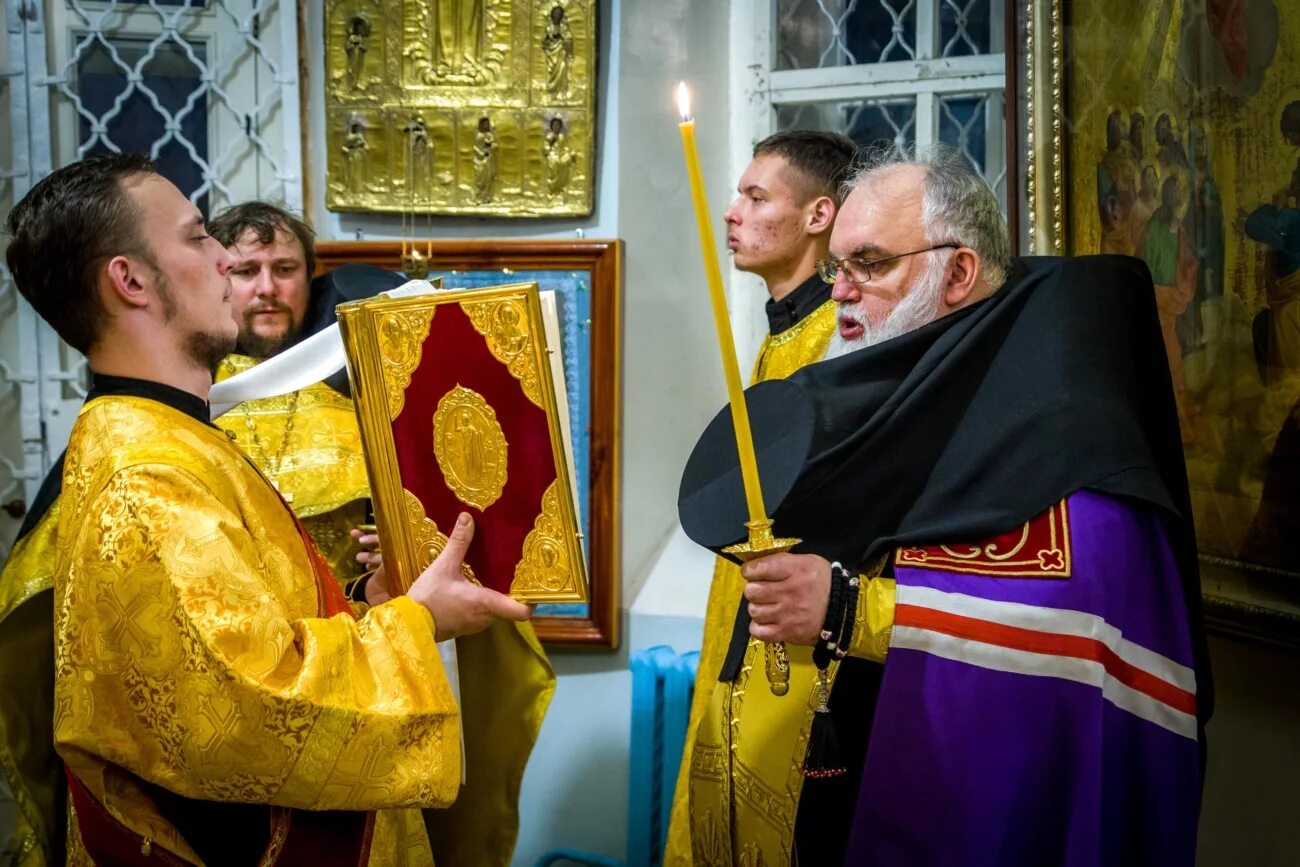 служба в храме ксении блаженной. столик для исповеди. вечернее богослужение исповедь. павел герасимов протодиакон. богослужение сарапул.