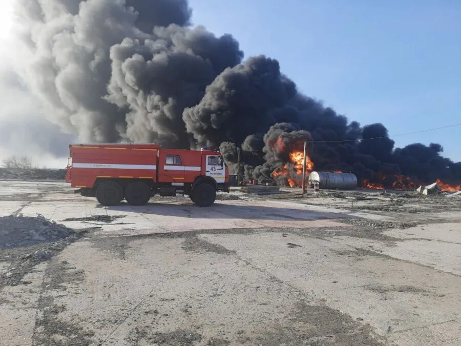 Пожарные на пожаре. Пожар. Пожар в энгельсе. 27. Пожар одинцово бирюзова.