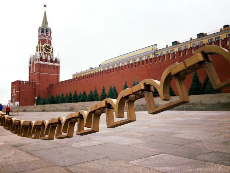 У кремлевской стены. Зубцы кремлевской стены. Кирпичная стена Кремля. Зубцы Кремля.