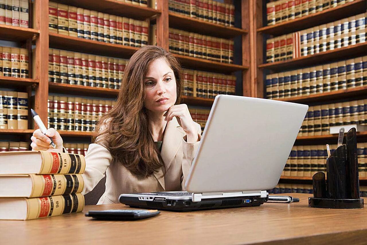 Юрист обучение. Библиотекарь за компьютером. Девушка юрист. Адвокат женщина. Девушка историк.