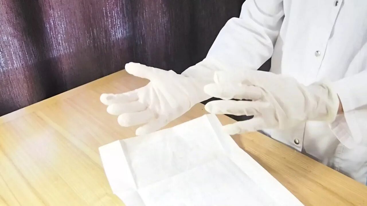 Виды перчаток медицинских. Надеть перчатки медицинские. Перчатки медицинские. Изолирующие перчатки. Цветок из медицинских перчаток.