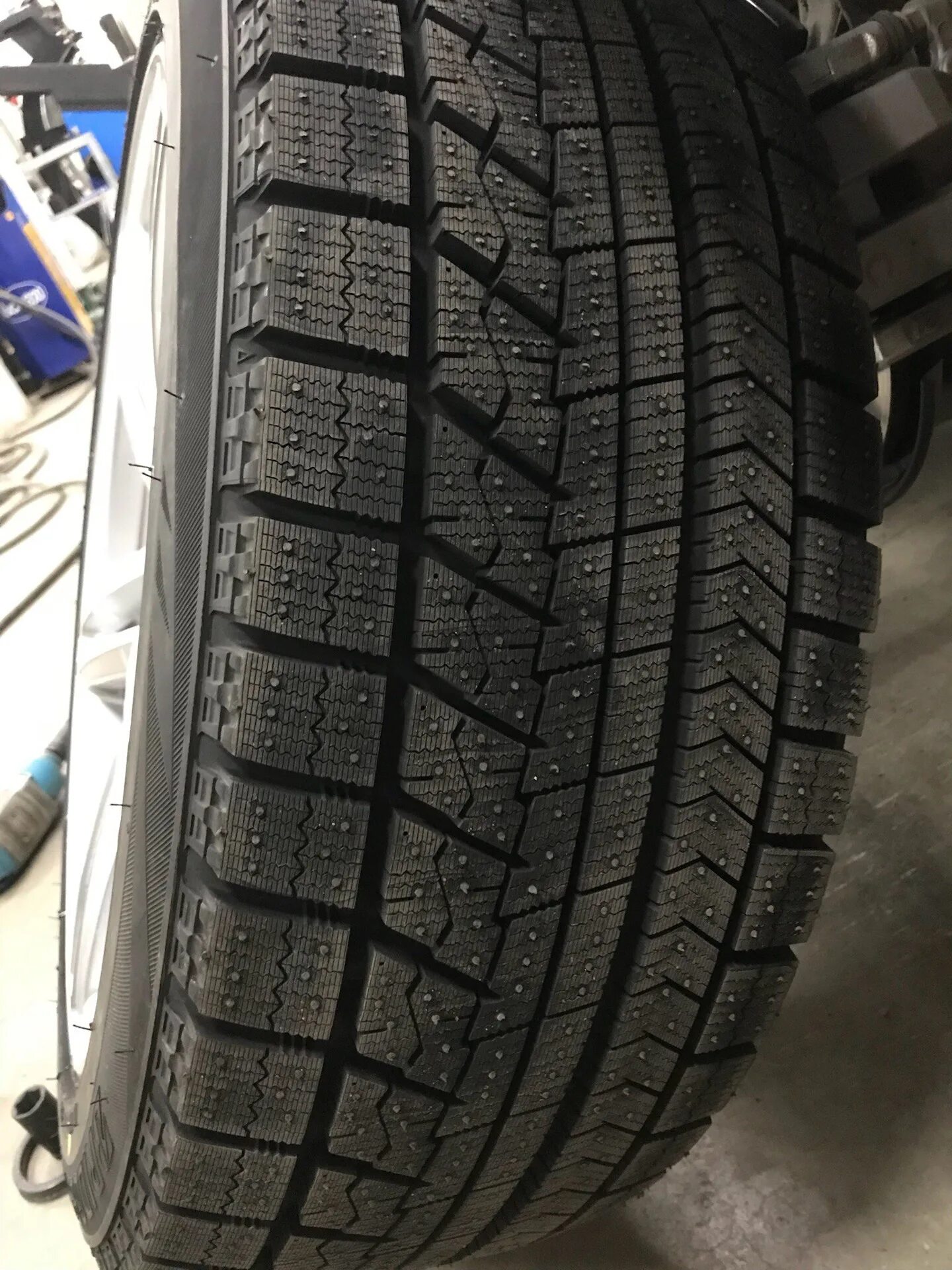 Близак айс. Бриджстоун близак VRX. Bridgestone Blizzak VRX 235/45 r18 94s. Bridgestone Blizzak VRX зимняя. Bridgestone 235/45/18 94s Blizzak VRX.