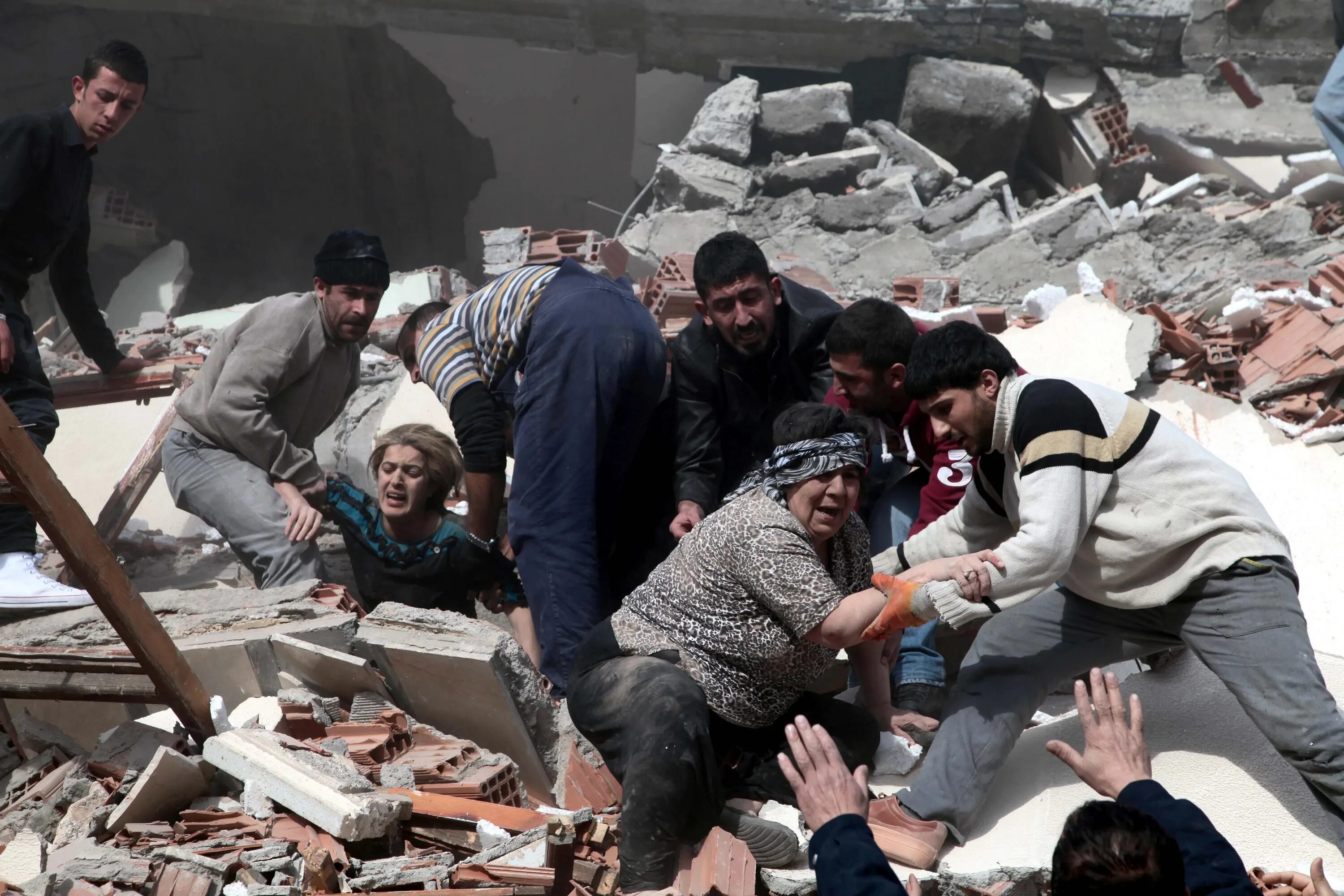 Люди гибнут. Землетрясение в Турции (2011). Землетрясение в Турции 23 октября 2011 года. Землетрясение в Армении в 1988.