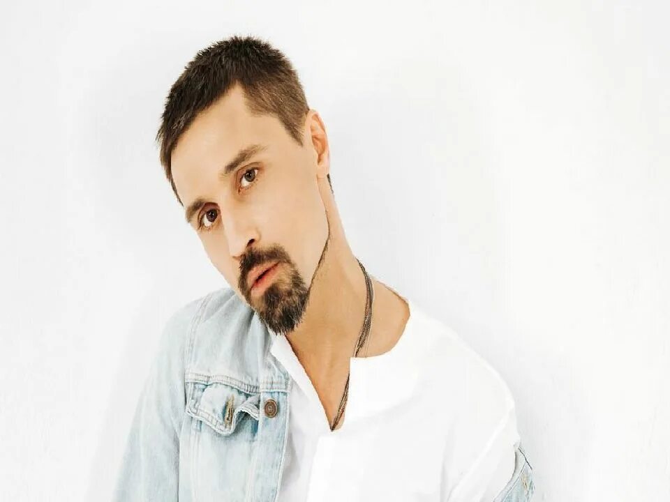 Вокалист любимый. Хэнзи певец. любимый певец. любима певец. проект про певца.