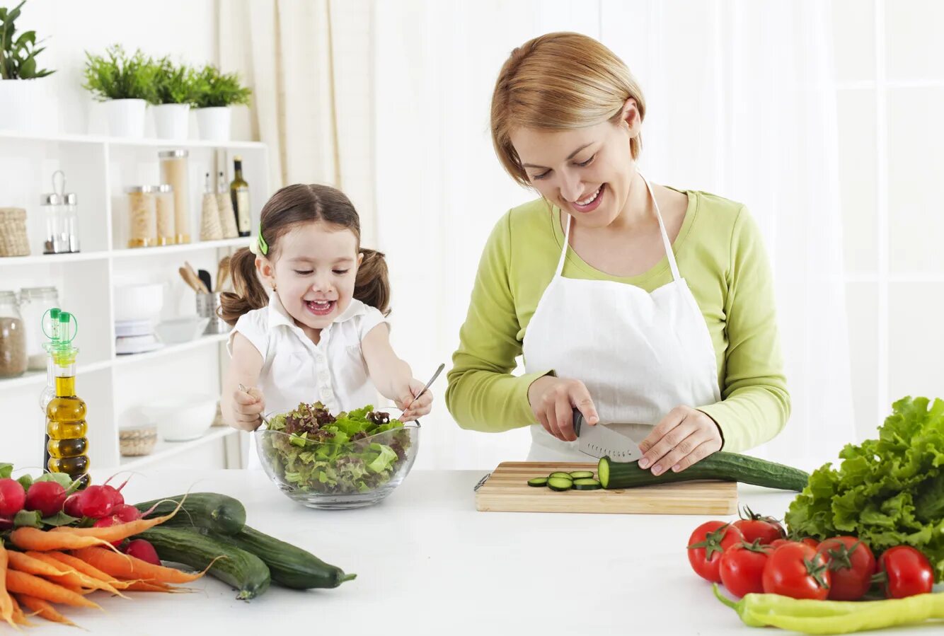 I like eat vegetables. Здоровое питание в семье. Мама на кухне. Вегетарианская диета для детей. Cooking in the Kitchen.