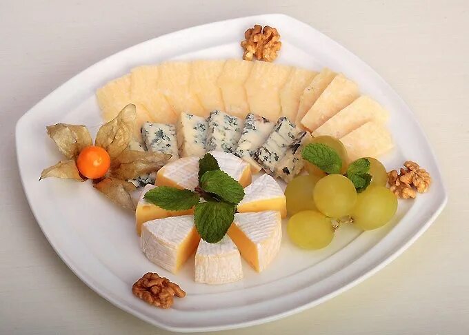 Сыр как украшать. Украшение сырной тарелки. Красивая подача сырной тарелки. Сырная нарезка на праздничный стол. Подача сырной нарезки.