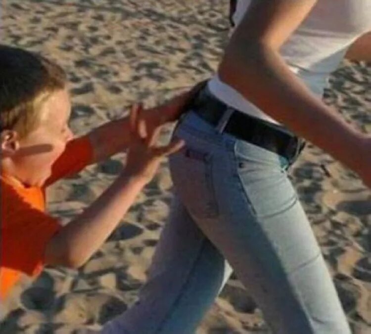 Мальчик трогает. Лапать девочек подростков. Тискать мальчика. Тискать девочек. Мальчик лапает девушку.