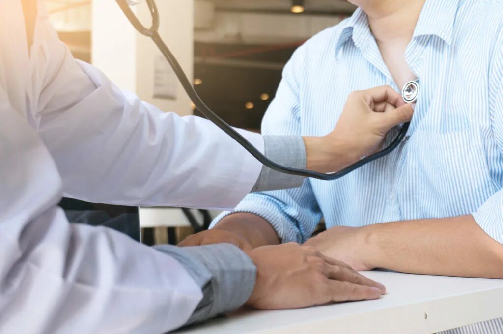 Check provider. Углубленная диспансеризация 2025. диспансеризация 2025 картинки. doctor check. диспансеризация врач слушает пациента.