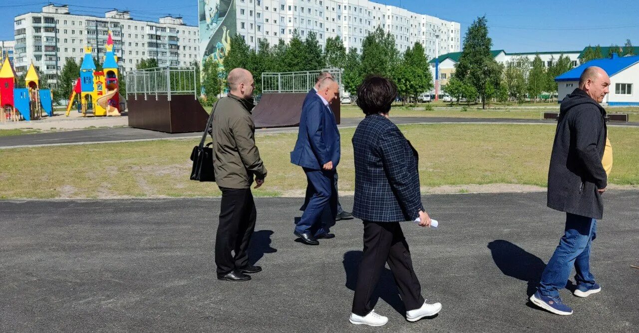Герб города радужный. Посёлок радужный ханты-мансийский автономный. Радужный город 64 глава. С днем города радужный. Глава радужного хмао.
