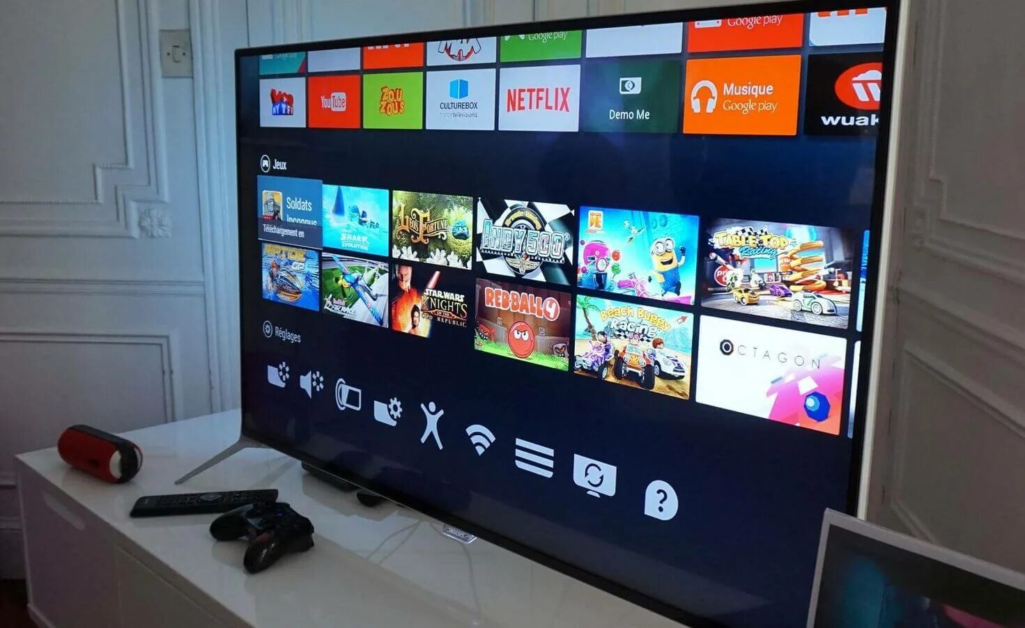 Телевизор андроид зависает. Телевизор андроид ТВ. Экран Android TV. Телевизор смарт каналы.