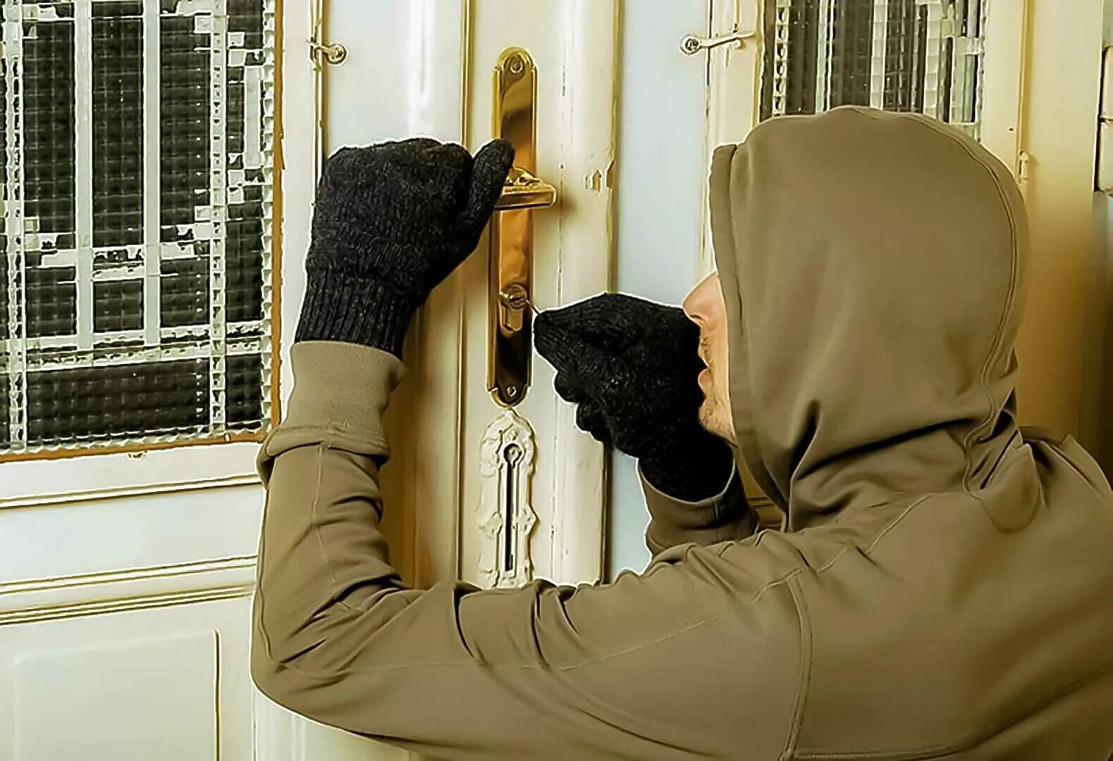 Кража в квартире. Квартирный вор. Квартирная кража. Вор домушник. Кража через окно.