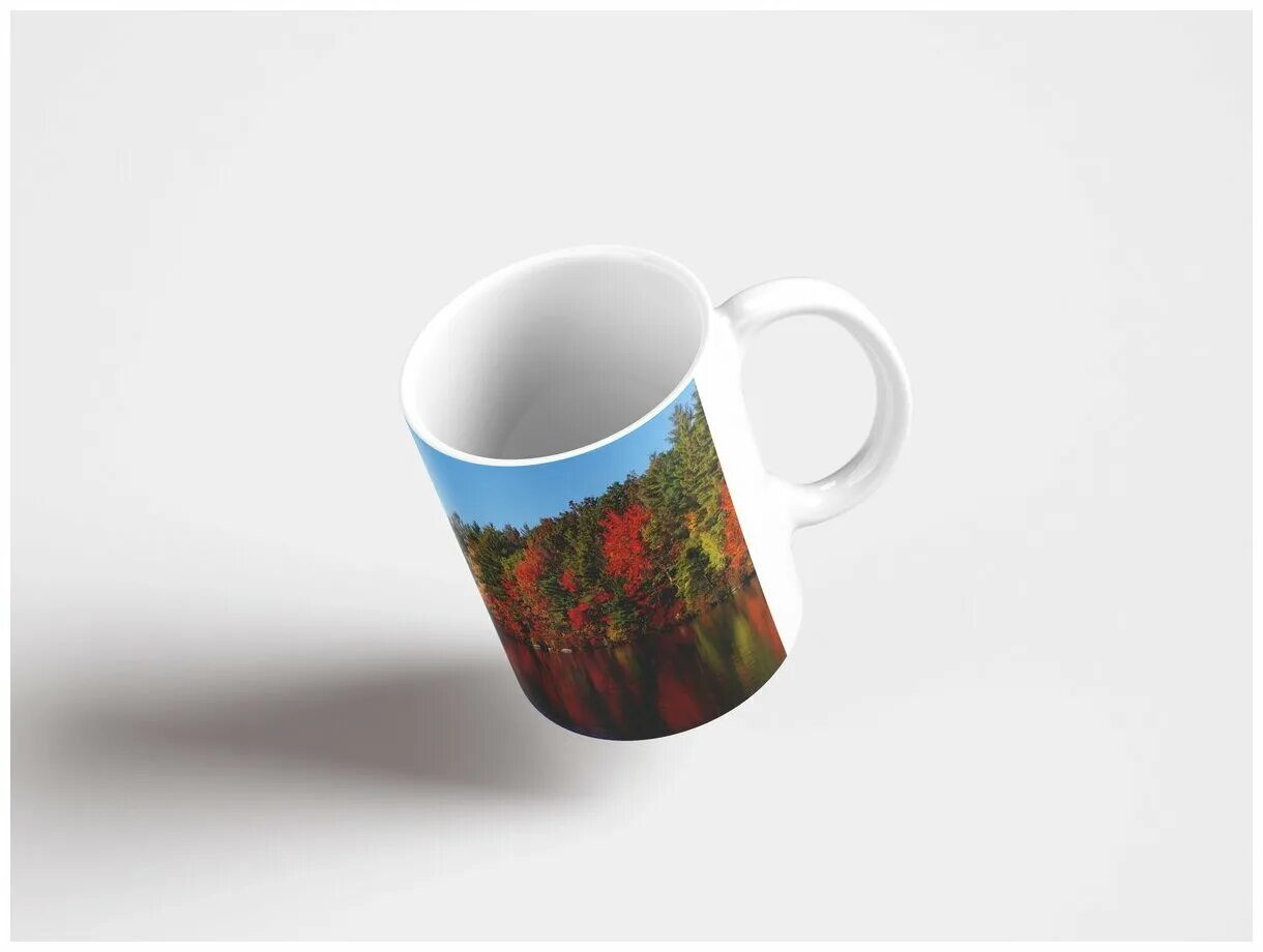 чашка кофе с брызгами. кружка падает. кружка падает со стола. разлитая кружка чая. брызги кофе.