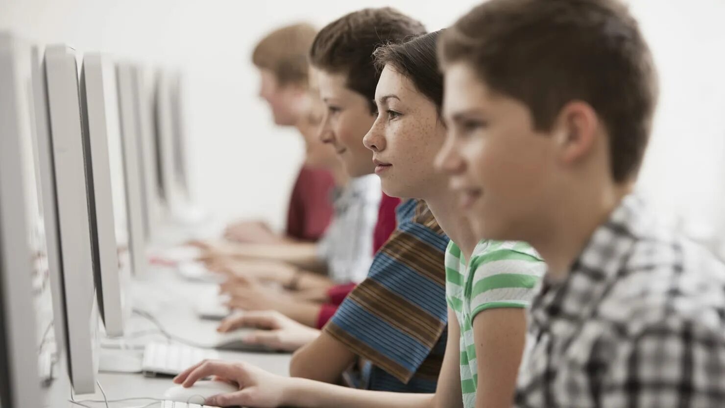 Z класс. Студент с компьютером. мастер класс компьютер. teen in class coding.