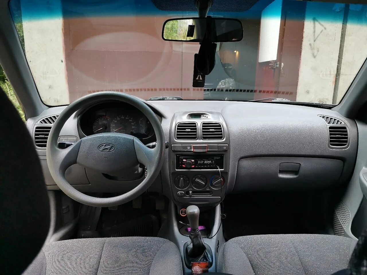 Ремонт хендай акцент. Hyundai accent 2005. хендай акцент 2008 с кондиционером. хендай акцент 2005 года. кнопки а машине хендай акцент автомат 2005г.