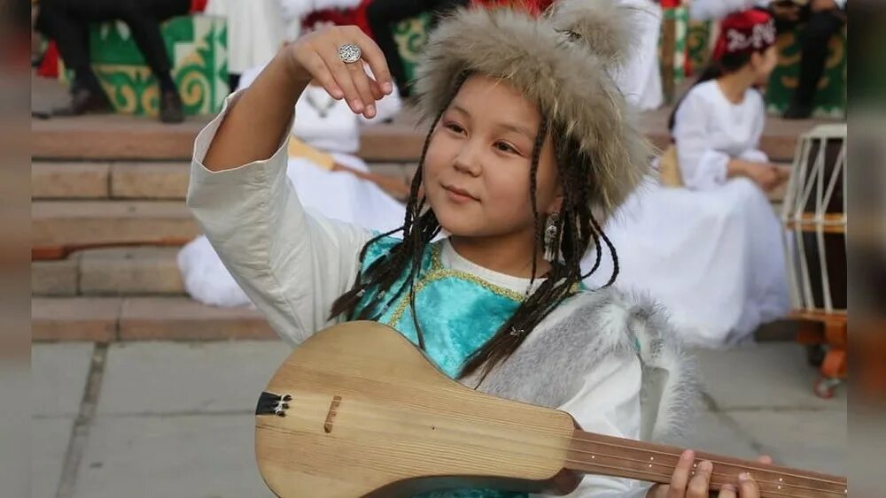 Комуз киргизский народный инструмент. Комуз струнный инструмент. Комуз музыкальный инструмент. Комуз киргизский инструмент. Комуз национальный инструмент.