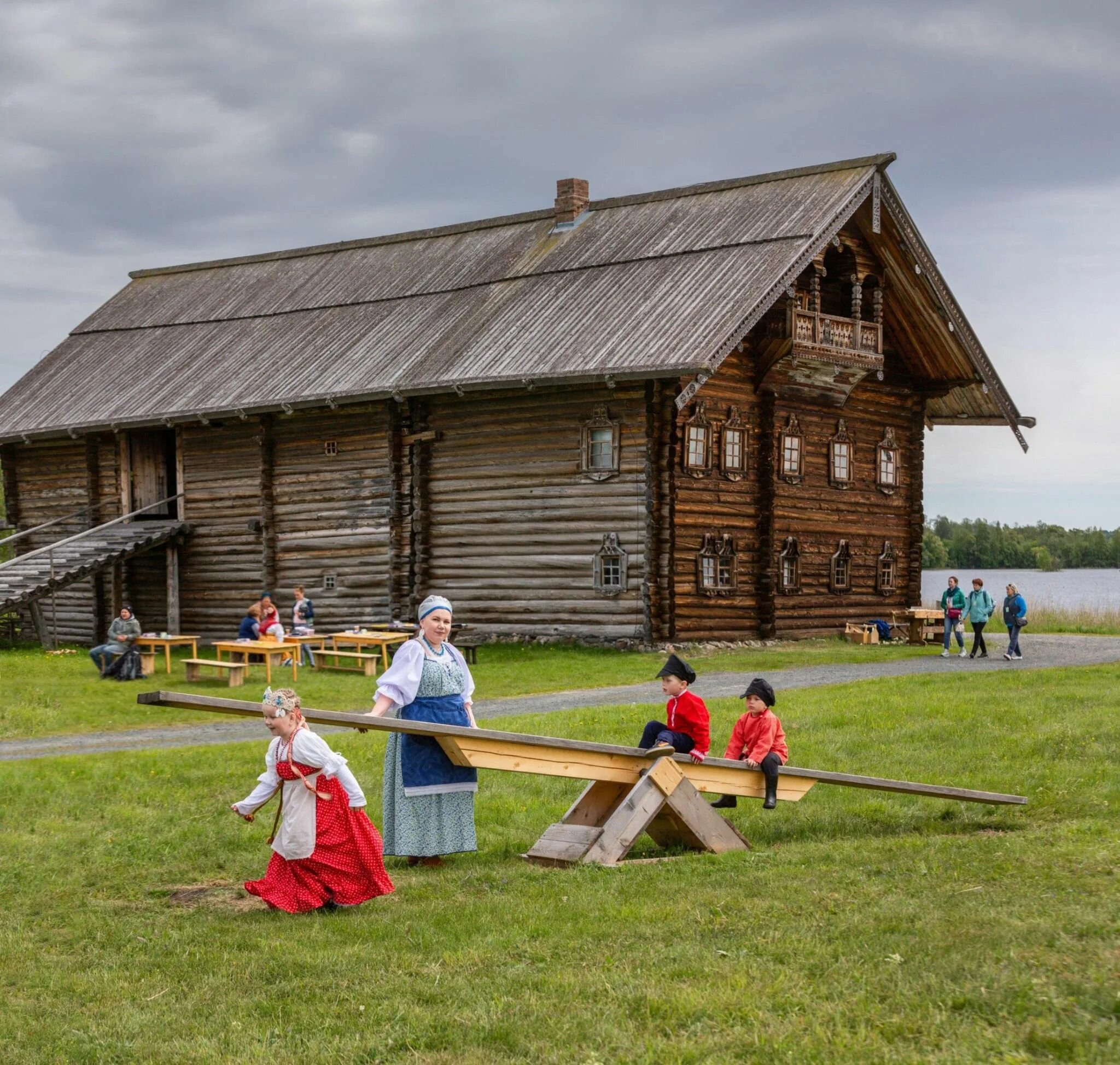 Музей на острове кижи. Кижи музей-заповедник. Этнографический музей Кижи. Историко-архитектурном и этнографическом музее-заповеднике «Кижи». Остров Кижи музей заповедник.