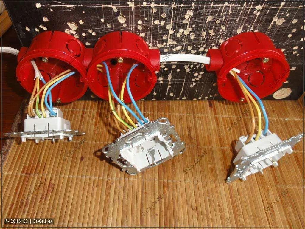 Расключение блока розеток. Схема подключения 3 розеток с заземлением. Шлейфовое соединение розеток. Схема подключения розеток с заземлением последовательно. Соединение проводов в подрозетнике.