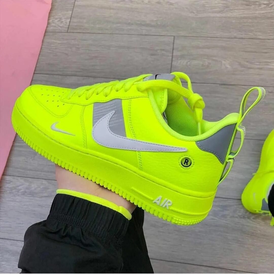 Кроссовки краснодар. Nike Air Neon. Nike Air Force Неоновые. Nike Force 1 lv8 1 неон. Nike Air Force 1 с одеждой.