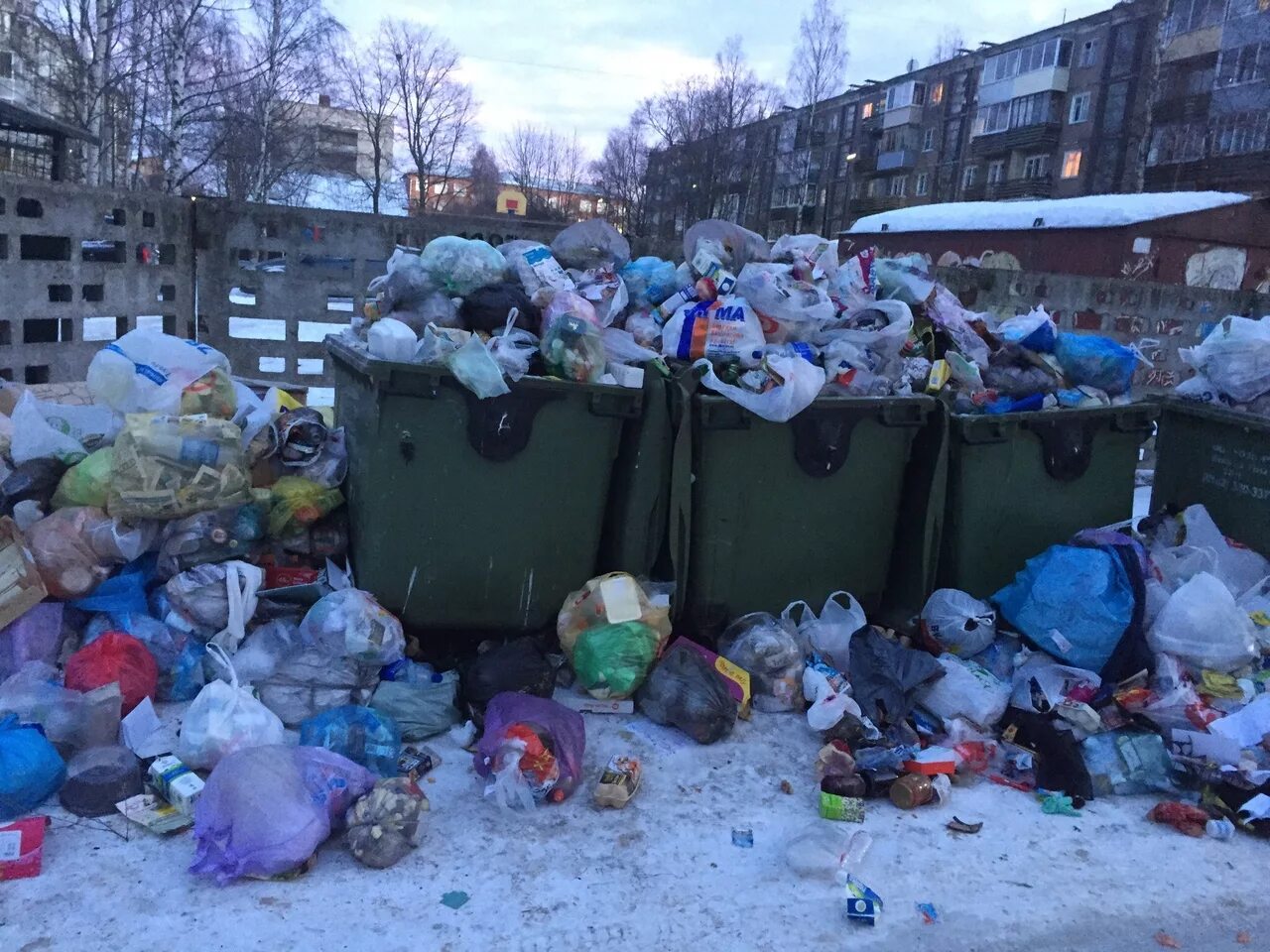 Завалена мусором. Свалки отходов Петрозаводск. Помойка. Мусорная свалка Петрозаводск.