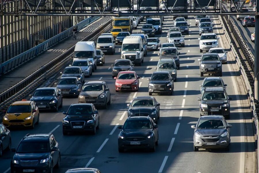 Многополосная дорога москва. Едет мкад машину. Мкад пробки. Едет мкад машину. Дорога мкад.