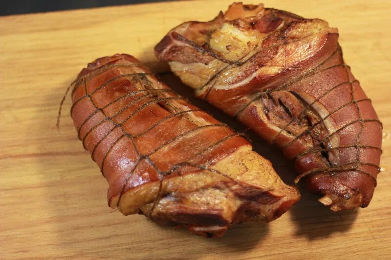 Рулька копченая. Рулька свиная подкопченая. Приготовить свинину для копчения. Гринка домашнего копчения. Копчение грудинки в коптильне.