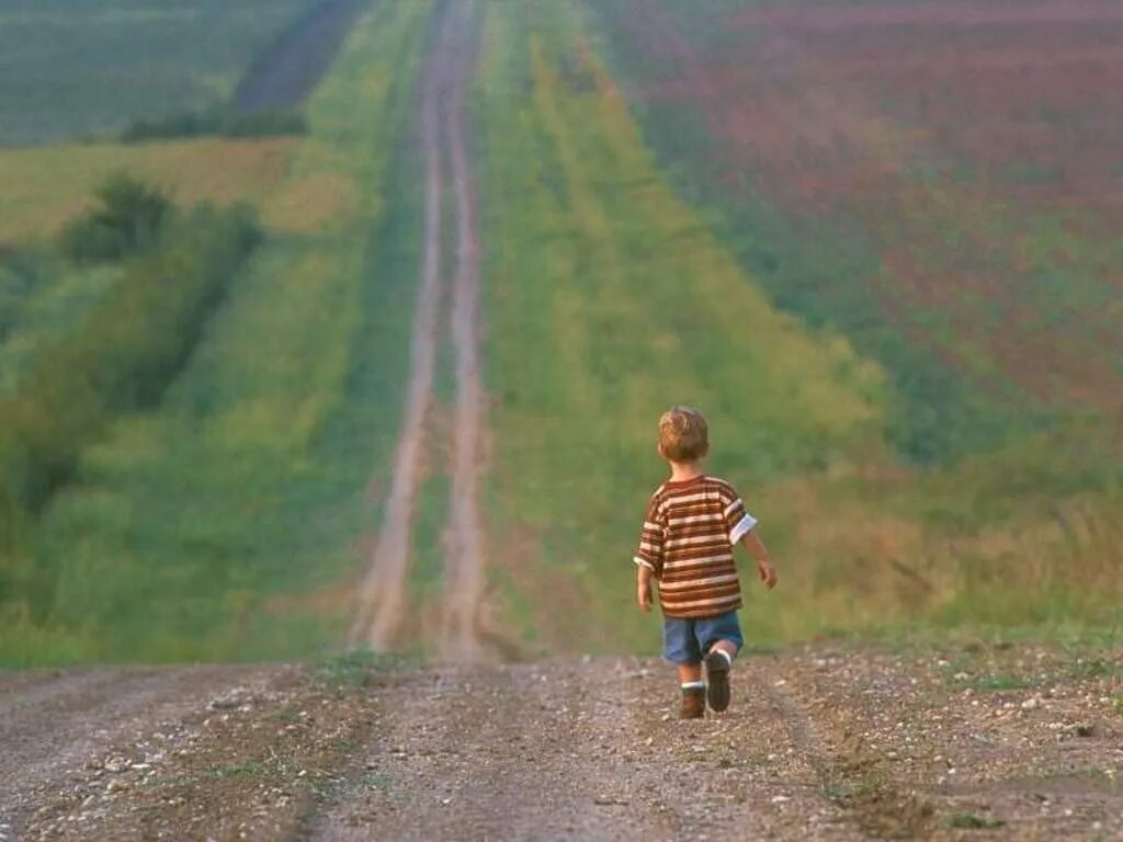 Трудно шагать. Дети идут по дороге. Ребенок уходит в даль. Мальчик идет по дороге. Дети вдалеке.