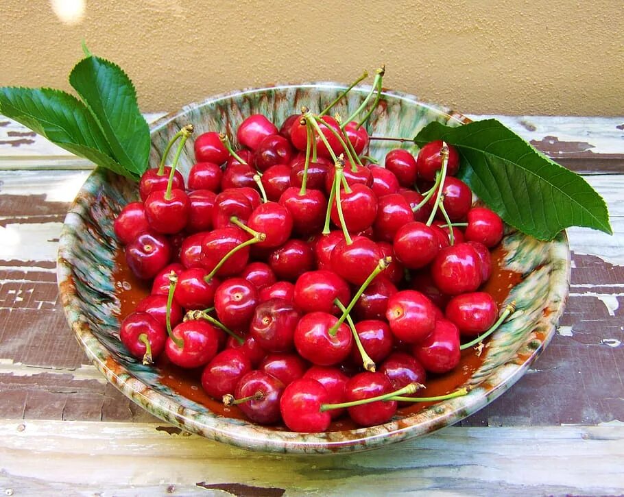 Вишня алая вишня спелая текст. Вишня "Red Cherry". Сок о! Вишня. Спелая черешня. Сок спелая вишня.