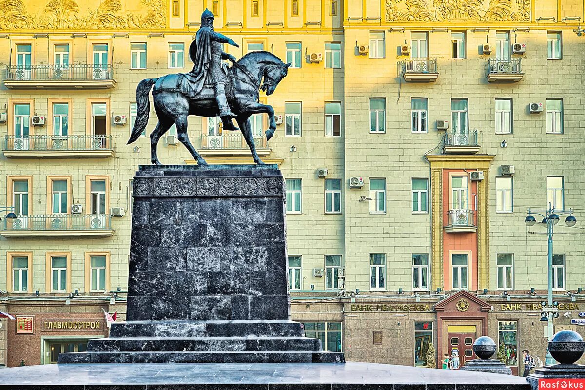 Памятник. Памятник Юрию Долгорукому в Москве. Памятник Юрию Долгорукому на Тверской. Тверская площадь памятник Юрию Долгорукому. Монумент Юрий Долгорукий.