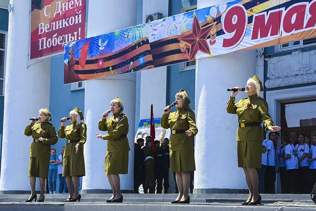 9 мая выступит. С победой 9 мая. Празднование дня Победы в разных городах. Памятник Победы. Ветераны сцены.