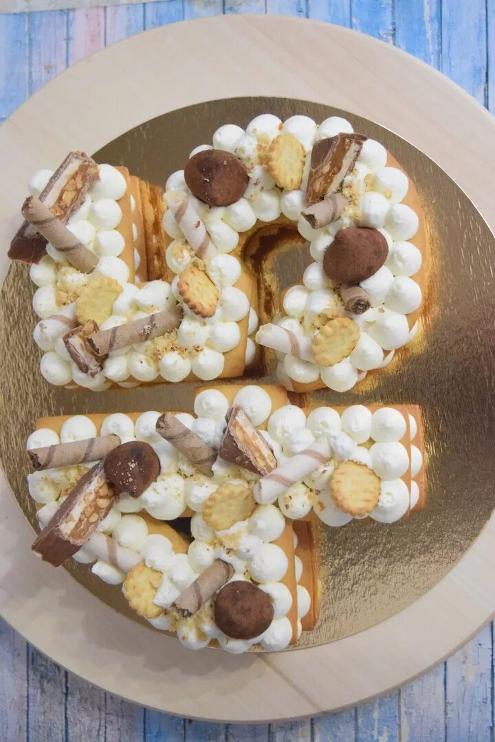 Торт с медовыми коржами и кремом чиз. Медовые цифры с крем чизом. Торт медовый с кремом чиз на день рождения. Медовые цифры с крем чизом. Торт цифра с кремом чиз.