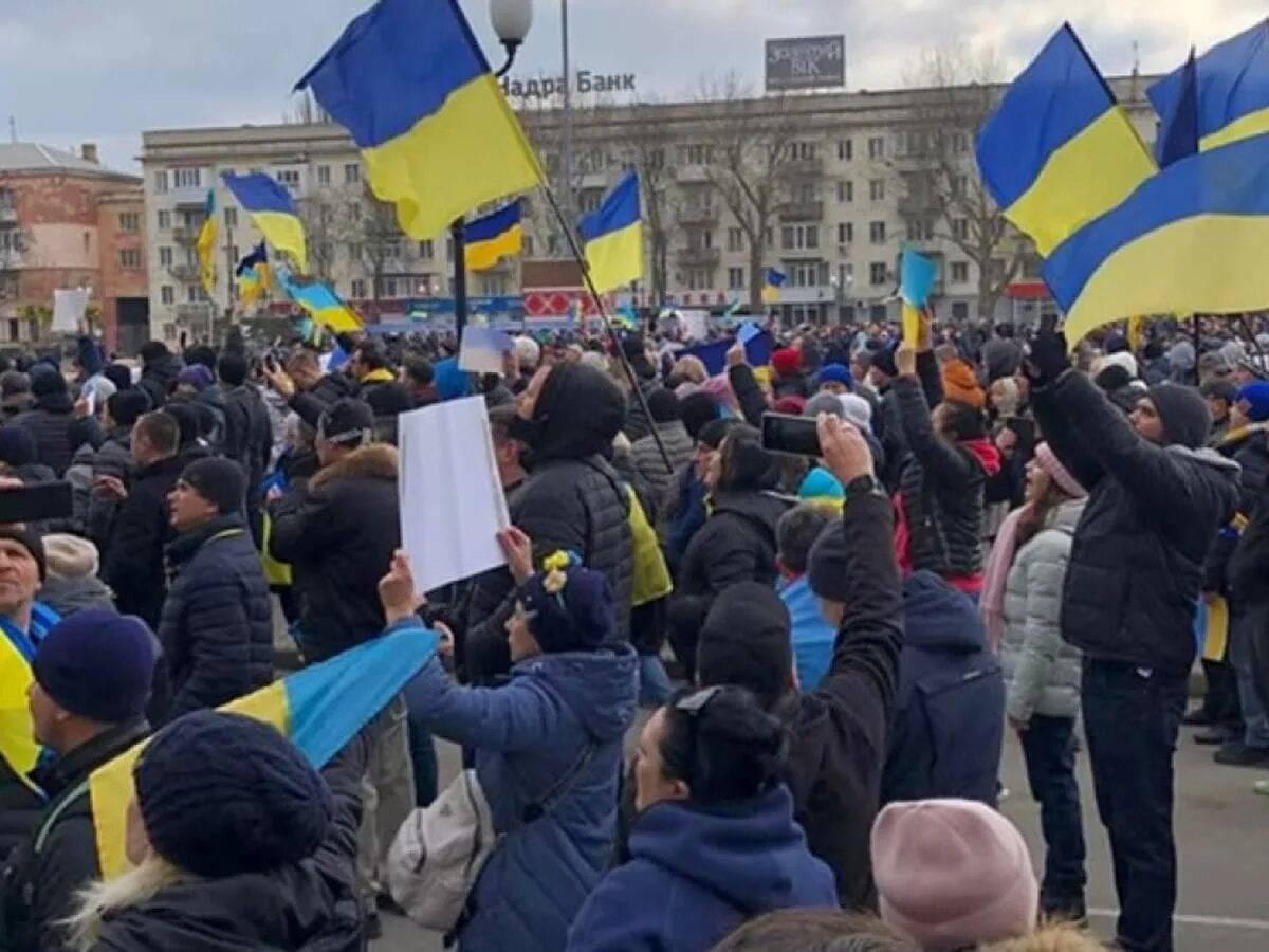 Митинг украинцев. Новая Каховка митинг. Митинг против России в Украине. Русские на митинге. Антиукраинский митинг в России.