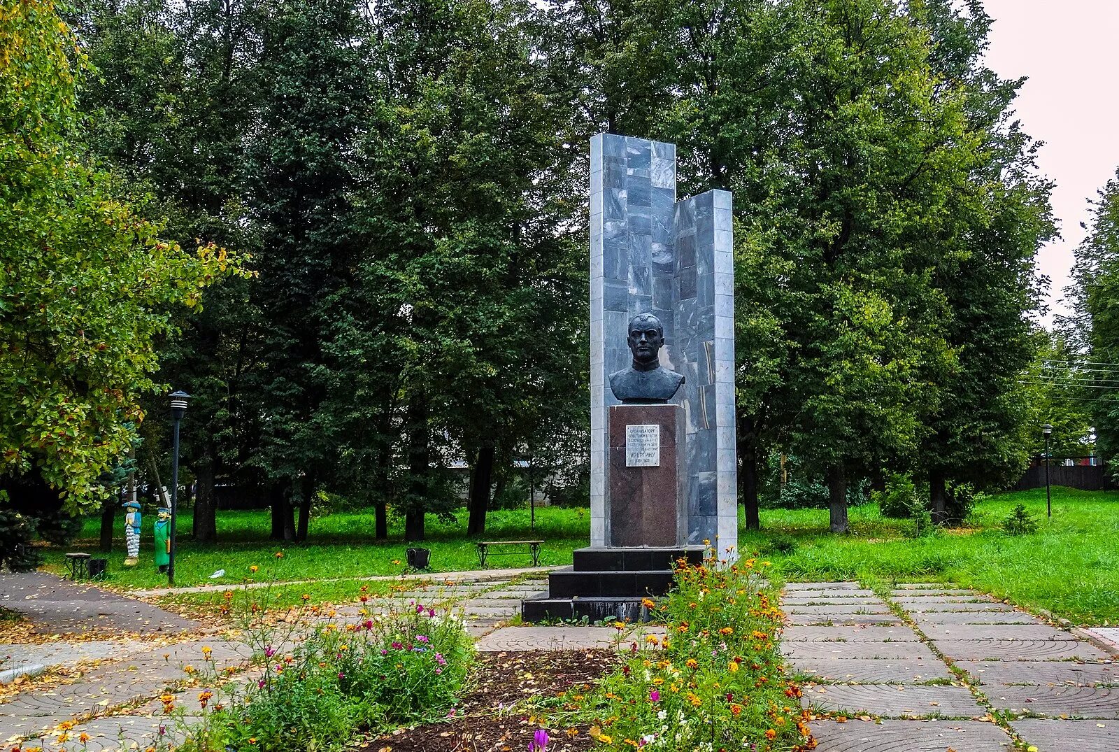 Город советский кировская область. Памятник в Советске Кировской области. Памятник Изергину в Советске Кировской области. Советск Кукарка достопримечательности. Памятник Ленину в Советске Кировской области.