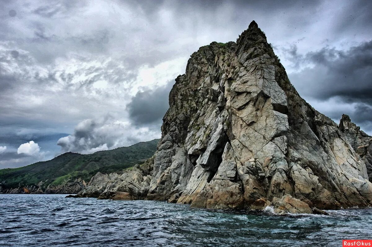 над краем суровым. весёлая скола и суровая скала. средние ворота реки щугор. стихи из фильма родственнички. стих бывает так собрался в дальний.