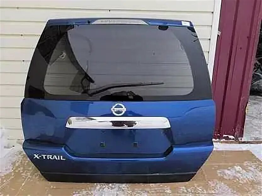 Крышка багажника ниссан т30. Nissan x-trail t31 дверь багажника. Дверная табличка на nissan x trail t 30. Nissan x trail t 30 пластик крышки багажника. Крышка багажника x-trail t31.