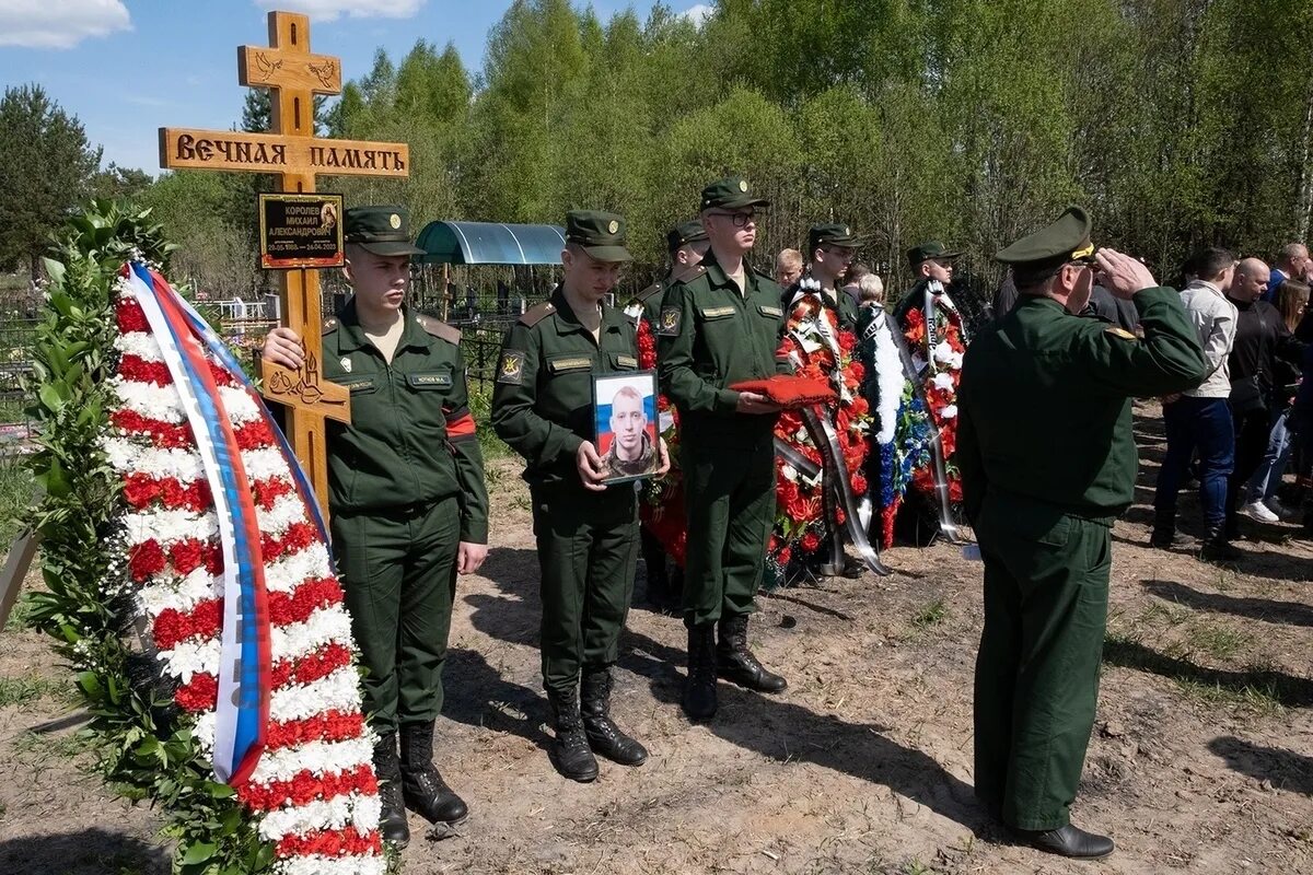 Военные врачи сво. Похороны военнослужащего. Кладбище военных погибших на Украине. Кладбище военных погибших на Украине Тверь.