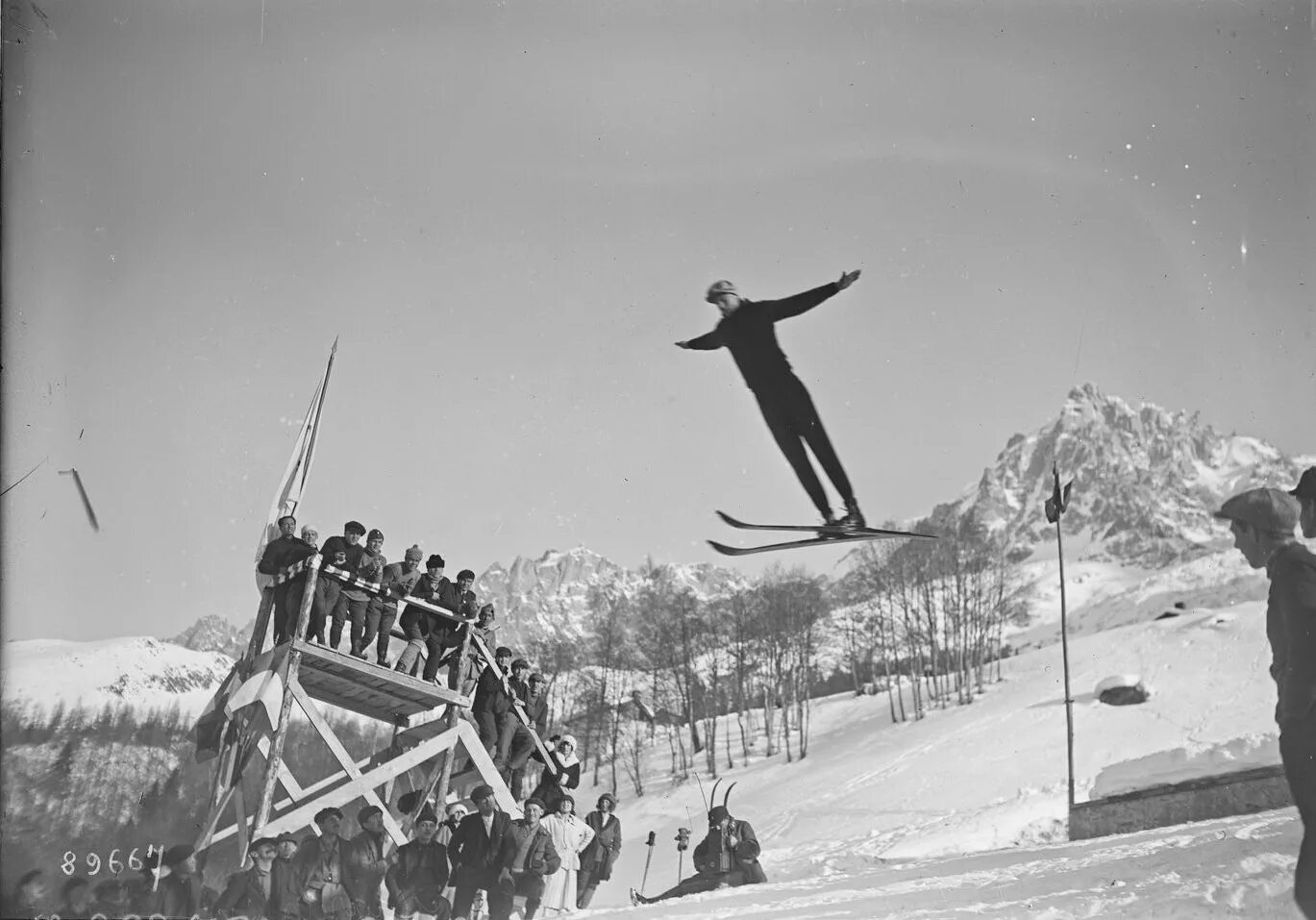 Олимпийские игры шамони 1924. Олимпиада во франции 1924 года. 1924 шамони франция зимние. 1924 шамони франция зимние. На зимней олимпиаде-1924 в шамони.