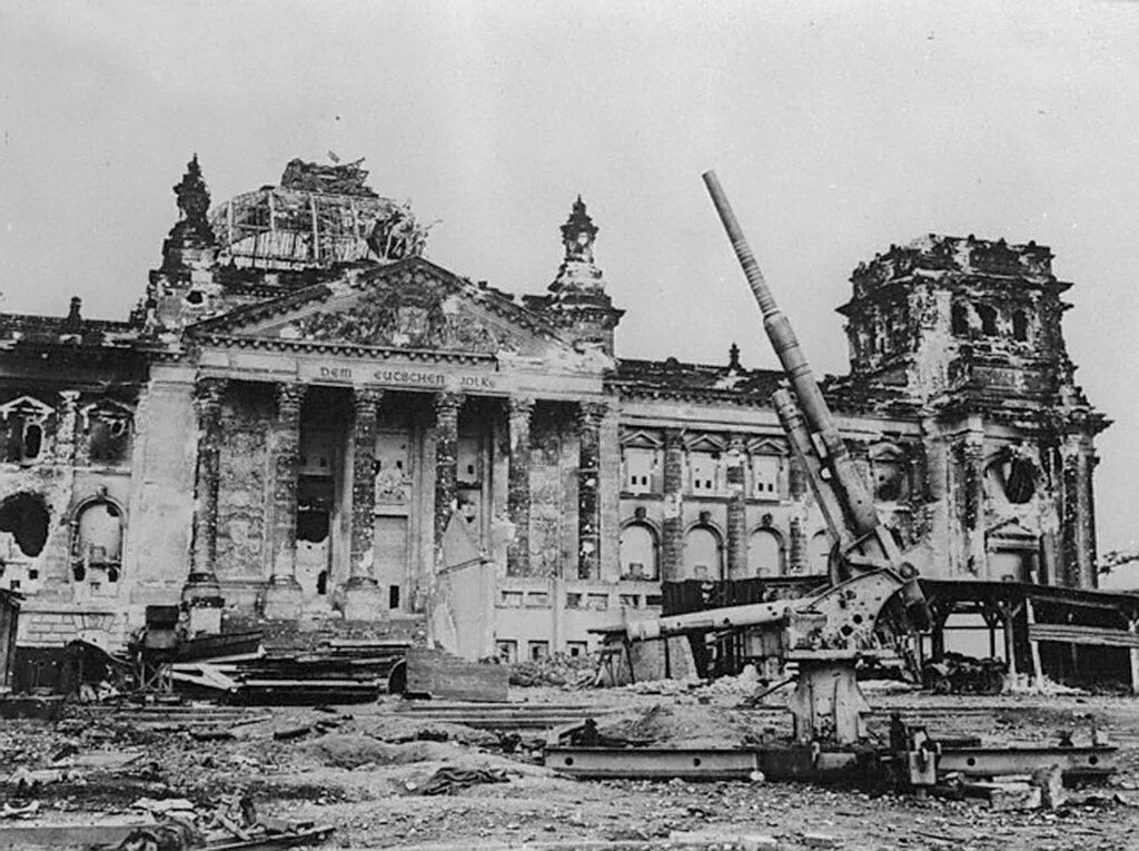 Над зданием рейхстага в берлине. Рейхстаг в берлине 1945. штурм берлина рейхстаг. битва за берлин штурм рейхстага.
