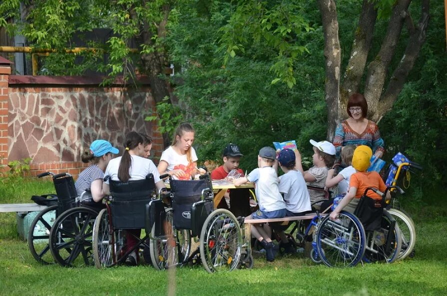 Лагерь для инвалидов. Лагерь для детей с инвалидностью. Семья с ребенком инвалидом. Дети инвалиды в лагере.