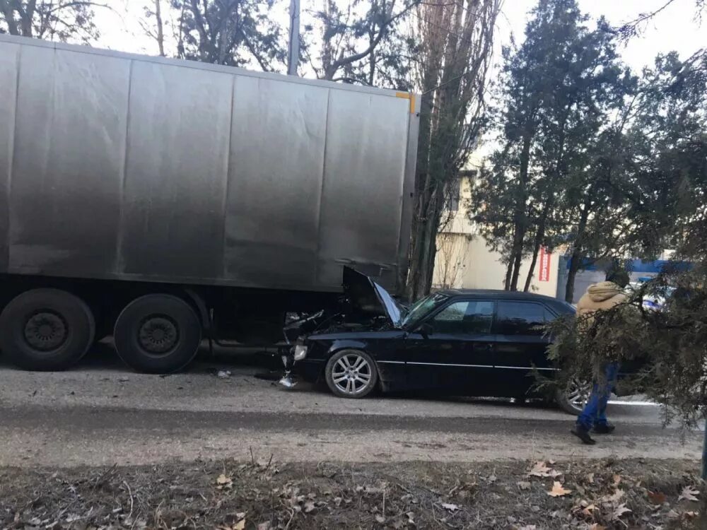 Машина залетела под фуру. Машина залетела под фуру. Дтп фура ростовская область. Машина залетела под фуру. Легковушка влетела под фуру.