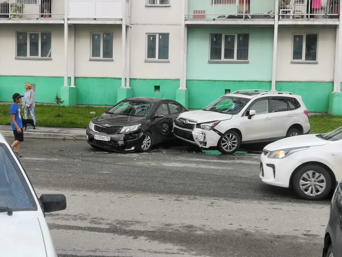 Автомобиль Новосибирск. Врезался во дворе в машину. ДТП въехала в припаркованную машину.