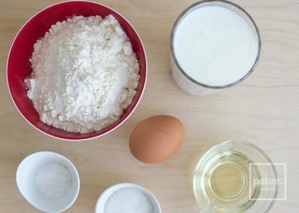 Ингредиенты для приготовления оладьев. Кефир сахар сода мука яйцо. Ингредиенты кефир. Оладьи Ингредиенты. Столовая ложка творожного сыра