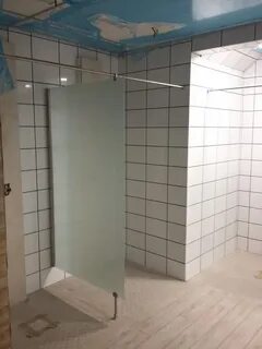Установка стеклянной перегородки в душе