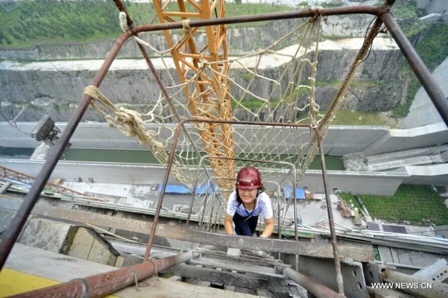 Строитель камень. Чувство дежавю. Анекдот про плед. Ты обезьяна. Лестница крановщика.