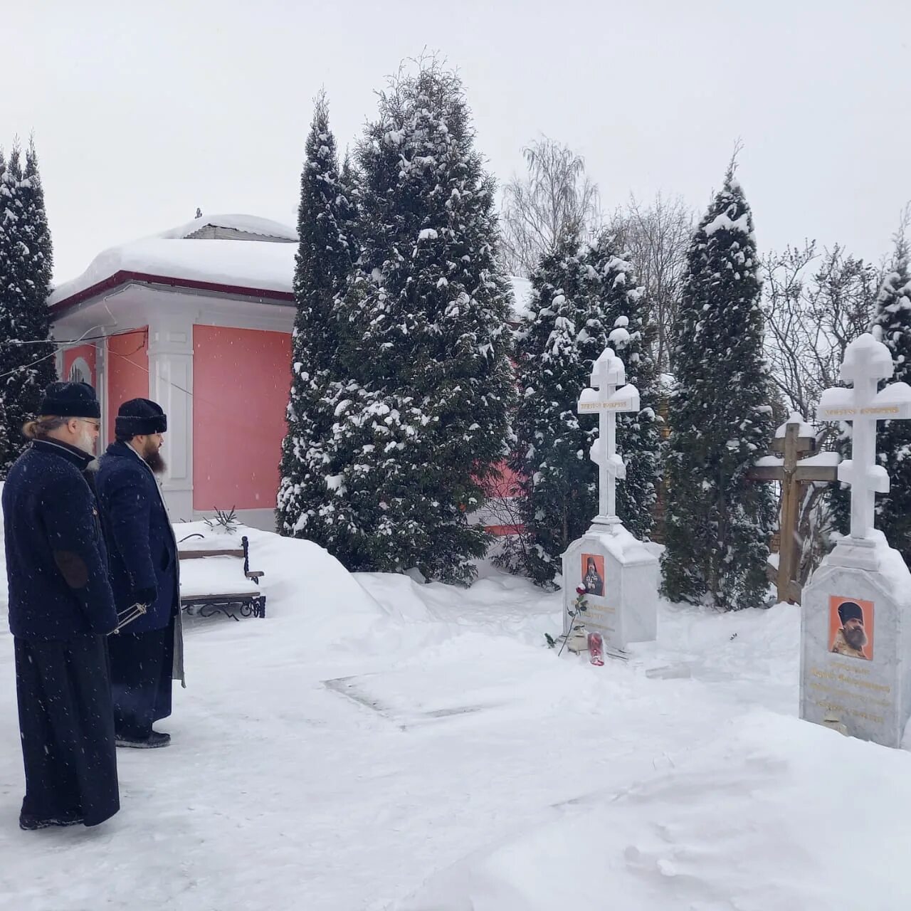 Моил. Батюшки в д.Бывалино храм. Бывалино Павлово-Посадский район Никитский храм.